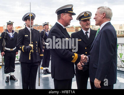 120830-N-AC887-001 DUBLIN, Irland (30. August 2012) Secretary Of The Navy (SECNAV) trifft die Honorable Ray Mabus Irlands Flag Officer Commanding Naval Service, Commodore Mark Mellett an Bord der irischen Marine Hubschrauber Patrouille Schiff Le Eithne (P-31) in Dublin, Irland.  Mabus ist in Irland mit Matrosen und Marinesoldaten, irische Militär und Regierung Beamte treffen, und die US Naval Academy Midshipmen die Notre Dame Fighting Irish am 1. September im Aviva Stadium in Dublin, Irland spielen beobachten. (US Navy Foto von Chief Masse Kommunikation Spezialist Sam Rasierer/freigegeben) - offizielle US-N Stockfoto