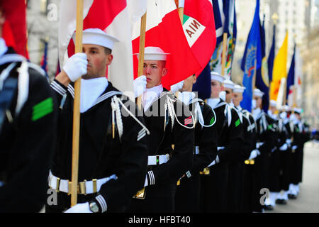 120317-N-KV696-013 NEW YORK (17. März 2012) der U.S. Navy zeremonielle Guard steht in Formation während der St. PatrickÕs Day Parade in New York. Dies ist das zweite Jahr die zeremonielle Garde wurde eingeladen, an der Parade teilnehmen. (Foto: U.S. Navy Mass Communication Specialist 2. Klasse Kiona Miller/freigegeben) - offizielle US Navy Bilder - The U.S. Navy zeremonielle Guard steht in Formation während der St. Patrick %%% E2 %%% 80 %%% 99s Day-Parade in New York. Stockfoto