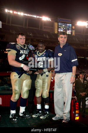 051222-N-9866B-606 San Diego (22. Dezember 2005) - United States Naval Academy defensive End (DE) Jeremy Chase, links, Quarterback (QB) Lamar Owens, zentrieren und Kopf Fußballtrainer Paul Johnson erhalten die Poinsettia Bowl Trophäe nach dem Sieg über Colorado State 51-30. Die College-Teams spielten in der konstituierenden Poinsettia Bowl im Qualcomm Stadium in San Diego. Foto: U.S. Navy Journalist 2. Klasse Zack Baddorf (freigegeben) 2006 Poinsettia Bowl Trophäe Navy Stockfoto