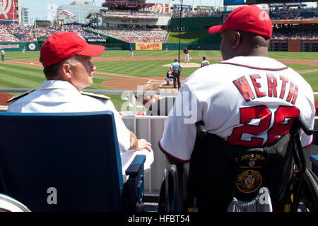 120704-A-TT930-006 WASHINGTON (4. Juli 2012) Admiral James A. Winnefeld Jr., stellvertretender Vorsitzender der Joint Chiefs Of Staff, spricht mit einem verwundeten Krieger während der Washington Nationals Baseball Game Nationals Stadium am 4. Juli 2012 in Washington, D.C. (US Army Foto von Staff Sgt Sonne L. Vega/freigegeben) - offizielle US Navy Bilder - der stellvertretende Vorsitzende der Joint Chiefs Of Staff , spricht mit einem verwundeten Krieger bei den Washington Nationals Baseball-Spiel. Stockfoto