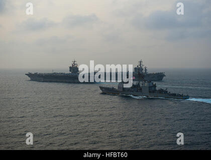 U.S. 5. Flotte Zuständigkeitsbereich (27. September 2012) der Ticonderoga-Klasse geführte Flugkörper Kreuzer USS Vicksburg nähert sich dem Flugzeugträger USS Enterprise (CVN-65) und die Flugzeugträger der Nimitz-Klasse USS Dwight D. Eisenhower (CVN-69) während einer Übung vorbei. Enterprise, Dwight D. Eisenhower und Vicksburg werden in den USA bereitgestellt 5. Flotte Aufgabengebiet Durchführung von maritimer Sicherheitsoperationen, Theater Sicherheitsbemühungen Zusammenarbeit und Unterstützung Missionen im Rahmen der Operation Enduring Freedom. Nehmen Sie das Gespräch in den sozialen Medien mit #warfighting. (U.S. Navy Photo von Masse Comm Stockfoto