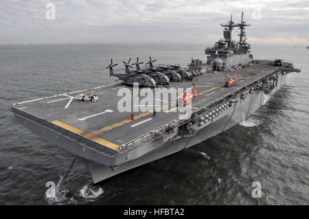 NEW YORK (2. November 2012) zwei US Coast Guard Dolphin HH - 65 C des Hubschraubers Land auf amphibischer Angriff Schiff USS Wasp (LHD-1). Der US-Marine hat Kräfte im Bereich gerne US Northern Command (NORTHCOM) zur Unterstützung der FEMA und lokalen zivilen Behörden, die nach den Zerstörungen durch den Hurrikan Sandy positioniert.  (Foto: U.S. Navy Mass Communication Specialist 2. Klasse Terah L. Mollise/freigegeben) 121102-N-GZ984-271Join das Gespräch http://www.facebook.com/USNavy http://www.twitter.com/USNavy http://navylive.dodlive.mil - offizielle US Navy Bilder - US Coast Guard Dolphin HH-6 Stockfoto