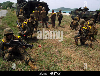 120523-N-NJ145-053 HAT YAO, Thailand (23. Mai 2012) US-Marines mit Firma F, 2. Bataillon, 3. Marine Regiment, beteiligen sich an einer simulierten amphibischer Angriff führte mit Thai Royal Marines für Zusammenarbeit über Wasser Bereitschaft und Training (CARAT) Thailand 2012. Karat ist eine Reihe von bilateralen Übungen jährlich in Südost-Asien zu stärken Beziehungen und Kraft bereit. (Foto: U.S. Navy Mass Communication Specialist 1. Klasse Robert Clowney/freigegeben) - offizielle US Navy Bilder - US-Marines zu beteiligen, in einem simulierten amphibischen Angriff durchgeführt mit Royal Thai m Stockfoto