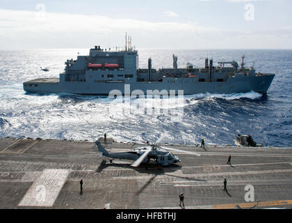 Atlantik (25. Oktober 2012) The Military Sealift Command Trockenfracht und Munition Schiff USNS Sacagawea (T-AKE-2) im Gange neben dem Flugzeugträger USS Enterprise (CVN-65) als ein MH-60 s Sea Hawk Hubschrauber auf dem Flugdeck tankt. Enterprise ist die Vollendung seiner endgültigen Bereitstellung auf die US-5. und 6. Flotte Bereiche der Verantwortung zur Steigerung der Sicherheit im Seeverkehr Operationen und Sicherheitsbemühungen Zusammenarbeit Theater. Der US-Marine ist zuverlässig, flexibel und bereit, auf, über und unter dem Meeresspiegel weltweit zu reagieren. Nehmen Sie das Gespräch in den sozialen Medien mit #warfighting. (U.S. Navy Photo von Stockfoto