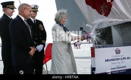 110326-N-0000 X-001 PASCAGOULA, Mississippi (26. März 2011) Joyce Rumsfeld, Ehefrau des ehemaligen US-Verteidigungsminister Donald Rumsfeld, tauft die amphibious Transport Dock Schiff Pre-Commissioning Unit (PCU) Arlington (LPD 24) an Northrop Grumman Shipbuilding in Pascagoula, Mississippi Arlington ist die dritte San Antonio-Klasse-Schiff, das in Erinnerung an die Terroranschläge des 11. September 2001 benannt werden. USS New York (LPD-21) an die Marine geliefert wurde und Somerset (LPD 25) befindet sich im Aufbau. (Foto mit freundlicher Genehmigung von Northrop Grumman Shipbuilding/freigegeben) - offizielle US Navy Bilder - USS Arlington chris Stockfoto