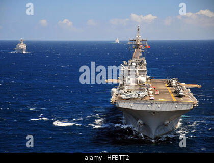 110818-N-ZS026-054 indischen Ozean (18. August 2011) der amphibischen Angriff Schiff USS Boxer (LHD-4), vorne, transit amphibische Landung Schiff Dock USS Comstock (LSD-45) und die amphibischen Transportschiff der Dock USS Green Bay (LPD 20) im Indischen Ozean. Die drei Schiffe, Teil der Boxer amphibische Gruppe bereit, vor kurzem abgeschlossen maritimer Sicherheitsoperationen in den USA 5. Flotte Verantwortungsbereich und laufen in den USA 7. Flotte Aufgabengebiet während der Bereitstellung an den westlichen Pazifischen Ozean. (Foto: U.S. Navy Mass Communication Specialist 3. Klasse Trevor Welsh/freigegeben)-Office Stockfoto