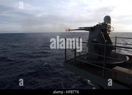 110226-N-0841E-438 Pazifik (26. Februar 2011) ein MK-38 25 mm Pistole System feuert während einer live-Feuer-Übung auf amphibischer Angriff Schiff USS Boxer (LHD-4). Boxer und der 13. Marine Expeditionary Unit (MEU 13.) laufen für eine geplante Bereitstellung bis zum westlichen Pazifischen Ozean. (Foto: U.S. Navy Mass Communication Specialist 2. Klasse Oscar Espinoza/freigegeben) - offizielle US Navy Bilder - USS Boxer Pistole System feuert während des Trainings. Stockfoto