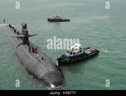 110621-N-JH293-060 MINA SALMAN, Bahrain (21. Juni 2011) Los-Angeles-Klasse schnellen Angriff u-Boot USS Bremerton (SSN-698) wird von einem Schlepper geführt, als es bereitet neben Military Sealift Command u-Boot-tender USS Emory S. Land (AS 39) kommen. Das u-Boot erhielt eher Support-Services von Emory S. Land während des Besuchs der Hafen in Bahrain. Bremerton befindet sich auf einer routinemäßigen Einsatz in den USA operierende 5. Flotte Aufgabengebiet. (Foto: U.S. Navy Mass Communication Specialist 2. Klasse Chris Williamson/freigegeben) - offizielle US Navy Bilder - USS Bremerton orientiert sich an einem Schlepper als ich Stockfoto