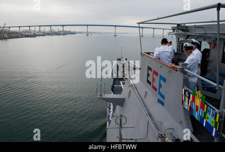 120822-N-VY256-116 SAN DIEGO (22. August 2012) der Ticonderoga-Klasse geführte Flugkörper Kreuzer USS Cape St. George (CG-71) zurück nach San Diego nach Abschluss einer neun-Monats-Bereitstellung in dem es in der US-5., 6. und 7. Flotte Zuständigkeitsbereiche Carrier Strike Group (CSG) 9 unterstützt. (Foto: U.S. Navy Mass Communication Specialist 3. Klasse Christopher S. Johnson/freigegeben) - offizielle US Navy Bilder - USS Cape St. George kehrt zurück nach San Diego Stockfoto