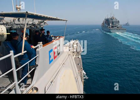 Persischen Golf (13. Juni 2012) zieht der Ticonderoga-Klasse geführte Flugkörper Kreuzer USS Cape St. George (CG-71) neben dem Military Sealift Command Trockenfracht und Munition Schiff USNS Charles Drew (T-AKE-10) für eine Auffüllung auf hoher See. Cape St. George wird als Bestandteil der Abraham Lincoln Carrier Strike Group in den USA bereitgestellt 5. Flotte Aufgabengebiet Durchführung von maritimer Sicherheitsoperationen, Theater Sicherheitsbemühungen Zusammenarbeit und Unterstützung Missionen im Rahmen der Operation Enduring Freedom. (Foto: U.S. Navy Mass Communication Specialist 3. Klasse Christopher S. Johnson/freigegeben) 120613-N-V Stockfoto