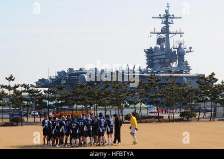 110111-N-7488A-583 BUSAN, Südkorea (11. Januar 2011) Segler zugewiesen auf dem Flugzeugträger USS Carl Vinson (CVN-70) diskutieren Strategien vor einem Fußball Spiel gegen Republik von Korea Segler. Carl Vinson und Carrier Air Wing (CVW) 17 sind auf Bereitstellung in die US 7. Flotte Aufgabengebiet. (Foto: U.S. Navy Masse Kommunikation Spezialist Seemann Rosa A. Arzola/freigegeben) - offizielle US Navy Bilder - USS Carl Vinson Matrosen spielen Fußball in der Republik Korea. Stockfoto