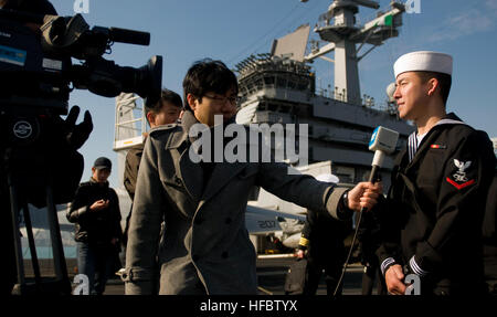 110111-N-6320L-150 BUSAN, Südkorea (11. Januar 2011) Mass Communication Specialist 3. Klasse Christopher Hwang, Koreanisch sprechende Seemann, spricht zu Mitgliedern der koreanischen Medien an Bord des Flugzeugträgers USS Carl Vinson (CVN-70). Carl Vinson und Carrier Air Wing (CVW) 17 sind auf einer Bereitstellung in die US 7. Flotte Aufgabengebiet. (Foto: U.S. Navy Masse Kommunikation Spezialist Masse Kommunikation Spezialist Seemann Azubi Nicolas C. Lopez/freigegeben) - offizielle US Navy Bilder - USS Carl Vinson Seemann spricht mit koreanischen Medien. Stockfoto