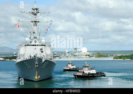 111129-N-WP746-372 gemeinsame Basis Pearl Harbor-Hickam (29. November 2011) geführte Flugkörper Zerstörer USS Chafee (DDG-90) fährt gemeinsame Basis Pearl Harbor-Hickam mit dem Schlachtschiff Missouri Memorial und das Meer basierte X-Band Radar (SBX) im Hintergrund.  Chafee fährt auf einen selbständigen Einsatz im Westpazifik zur Unterstützung der mittleren Pazifik Surface Combatant (MPSC) Einführungskonzept. (Foto: U.S. Navy Mass Communication Specialist 2. Klasse (SW) Mark Logico/freigegeben) - offizielle US Navy Bilder - USS Chafee fährt gemeinsame Basis Pearl Harbor-Hickam. Stockfoto