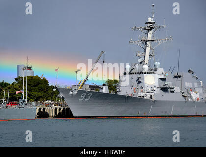 120509-N-RI884-002 PEARL HARBOR (31. Mai 2012) die Arleigh-burke-Klasse geführte Flugkörper Zerstörer USS Chung-Hoon (DDG-93) nach einem Regenschauer am gemeinsamen Basis Pearl Harbor-Hickam angedockt ist. Chung-Hoon ist das erste Schiff der US Navy benannt nach Navy Rear Admiral Gordon s. Chung-Hoon, der in Hawaii geboren wurde. (Foto: U.S. Navy Mass Communication Specialist 2. Klasse Daniel Barker/freigegeben) - offizielle US Navy Bilder - USS Chung-Hoon ist nach einem Regenschauer am gemeinsamen Basis Pearl Harbor-Hickam angedockt. Stockfoto