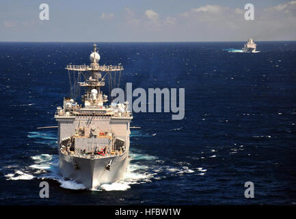 110818-N-ZS026-091 indischen Ozean (18. August 2011) dock die amphibische Landungsschiff USS Comstock (LSD-45), links, und die amphibischen Transportschiff der Dock USS Green Bay (LPD 20) Transit den Indischen Ozean in Bildung. Comstock und Green Bay sind Bestandteil der Boxer amphibische bereit, die Sicherheit im Seeverkehr Operationen in den USA vor kurzem abgeschlossen 5. Flotte Aufgabengebiet und ist Transit in die USA 7. Flotte Aufgabengebiet während seiner westlichen Pazifischen Bereitstellung. (Foto: U.S. Navy Mass Communication Specialist 3. Klasse Trevor Welsh/freigegeben) - offizielle US Navy Bilder - USS Stockfoto