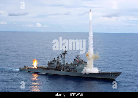 Pazifik (20. September 2012) der Ticonderoga-Klasse geführte Flugkörper Kreuzer USS Cowpens (CG-63) feuert Standard Raketen (SM) 2 an ein in der Luft Drohne während einer live-Feuer-Waffen schießen. Cowpens ist Teil des George Washington Carrier Strike Group, der U.S. Navy nur vorwärts Carrier Strike Group bereitgestellt, und ist die Durchführung einer Routine-Patrouille der westlichen Pazifischen Region. (Foto: U.S. Navy Mass Communication Specialist 3. Klasse Paul Kelly/freigegeben) 120920-N-TX154-336 beitreten das Gespräch http://www.facebook.com/USNavy http://www.twitter.com/USNavy http://navylive.dodlive.mil - offizielle US-N Stockfoto