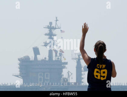 120620-N-YC845-031 NORFOLK (20. Juni 2012) geht der Flugzeugträger USS Dwight D. Eisenhower (CVN-69) Fort Monroe National Monument, wie das Schiff Naval Station Norfolk fährt. Eisenhower setzt sich im Rahmen von Eisenhower Carrier Strike Group, maritimer Sicherheitsoperationen und Sicherheitsbemühungen Zusammenarbeit Theater in der US-Marine 5. und 6. Flotte Verantwortungsbereichen zu unterstützen. (Foto: U.S. Navy Mass Communication Specialist 1. Klasse Julie Matyascik/freigegeben) - offizielle US Navy Bilder - USS Dwight D. Eisenhower übergibt Fort Monroe National Monument. Stockfoto