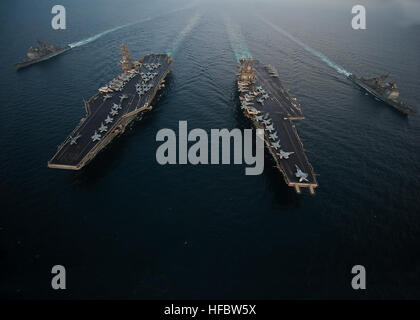 US fünfte Flotte Zuständigkeitsbereich (27. September 2012) der Flugzeugträger USS Enterprise (CVN-65), Mitte rechts, die Flugzeugträger der Nimitz-Klasse USS Dwight D. Eisenhower (CVN-69) und die Kreuzer der Ticonderoga-Klasse-geführte Flugkörper sind USS Vicksburg (CG-69), ganz rechts und USS Stadt Hue (CG-66) im Gange in Formation während einer Übung vorbei. Enterprise, Eisenhower, Vicksburg und Hue Stadt werden in den USA bereitgestellt 5. Flotte Aufgabengebiet Durchführung von maritimer Sicherheitsoperationen, Theater Sicherheitsbemühungen Zusammenarbeit und Unterstützung Missionen im Rahmen der Operation Enduring Freedom. Anschließen der Stockfoto