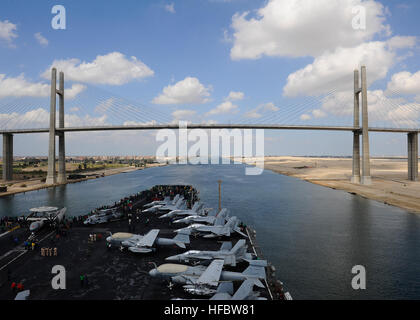 SUEZ-Kanal (12. Oktober 2012) geht der Flugzeugträger USS Enterprise (CVN-65) unter die Brücke der Freundschaft während der Fahrt durch den Suezkanal. Unternehmen in den USA bereitgestellt wurde 5. Flotte Aufgabengebiet Durchführung von maritimer Sicherheitsoperationen, Theater Sicherheitsbemühungen Zusammenarbeit und Unterstützung Missionen für die Operation Enduring Freedom. Der US-Marine ist zuverlässig, flexibel und bereit, auf, über und unter dem Meeresspiegel weltweit zu reagieren. Nehmen Sie das Gespräch in den sozialen Medien mit #warfighting. (Foto: U.S. Navy Mass Communication Specialist 3. Klasse Scott Pittman/freigegeben) 121012-N-FI Stockfoto