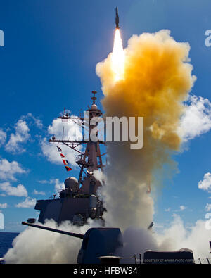 Pazifik (25. Oktober 2012) geführte Flugkörper Zerstörer USS Fitzgerald (DDG-62) startet eine Standard Missile-3 (SM-3) so abgesehen von eine gemeinsame ballistische Flugkörper Verteidigung auszuüben. Amerikas Segler sind Warfighters, eine schnelle und flexible Kraft weltweit eingesetzt. Nehmen Sie das Gespräch in den sozialen Medien mit #warfighting. (US Navy Foto/freigegeben) 121025-N-ZZ999-202 verbinden das Gespräch http://www.facebook.com/USNavy http://www.twitter.com/USNavy http://navylive.dodlive.mil - offizielle US Navy Bilder - USS Fitzgerald feuert eine Rakete. (1) Stockfoto