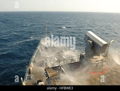 120831-N-XO436-022 Arabisches Meer (31. August 2012) die Whidbey-Island-Klasse amphibischen Dock-Landungsschiff USS Gunston Hall (LSD 44) führt eine Funktionsprüfung der Gegenmaßnahme Wash-down Sprinkleranlage. Die Gegenmaßnahme Wash-down System wäscht das Schiff außen bei chemischen, biologischen oder radiologischen Kontamination. Gunston Hall mit eingeschifften 24. Marine Expeditionary Unit ist Bestandteil der Iwo Jima amphibisches bereit und zur Unterstützung der Sicherheit im Seeverkehr Operationen und Sicherheitsbemühungen Zusammenarbeit Theater in den USA bereitgestellt wird 5. Flotte Aufgabengebiet. (US-Nav Stockfoto