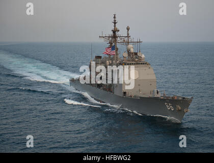 U.S. 5. Flotte Zuständigkeitsbereich (27. September 2012) der Ticonderoga-Klasse geführte Flugkörper Kreuzer USS Stadt Hue (CG-66) in den USA bereitgestellt wird 5. Flotte Aufgabengebiet Durchführung von maritimer Sicherheitsoperationen, Theater Sicherheitsbemühungen Zusammenarbeit und Unterstützung Missionen im Rahmen der Operation Enduring Freedom. Nehmen Sie das Gespräch in den sozialen Medien mit #warfighting. (Foto: U.S. Navy Mass Communication Specialist 3. Klasse Scott Pittman/freigegeben) 120927-N-FI736-273 beitreten das Gespräch www.facebook.com/USNavy www.twitter.com/USNavy navylive.dodlive.mil - offizielle US Navy Bilder - U Stockfoto