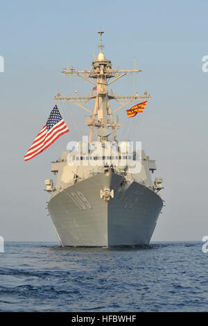 US-5TH Flotte Zuständigkeitsbereich (25. Oktober 2012) geführte Flugkörper Zerstörer USS Jason Dunham (DDG-109) in den USA betreibt 5. Flotte Aufgabengebiet. Jason Dunham ist in den USA bereitgestellt 5. Flotte Aufgabengebiet Durchführung von maritimer Sicherheitsoperationen, Theater Sicherheitsbemühungen Zusammenarbeit und Unterstützung Missionen für die Operation Enduring Freedom. Amerikas Segler sind Warfighters, eine schnelle und flexible Kraft weltweit eingesetzt. Nehmen Sie das Gespräch in den sozialen Medien mit #warfighting. (Foto: U.S. Navy Mass Communication Specialist 2. Klasse Deven B. King/freigegeben) 121025-N-XQ Stockfoto