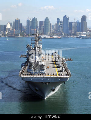 111114-N-KD852-188 SAN DIEGO (14. November 2011) der amphibischen Angriff Schiff USS Makin Island (LHD 8) fährt Naval Base San Diego auf seiner ersten operativen Einsatz nach der westlichen Pazifischen Region. Makin Island ist die Marine neueste amphibischer Angriff Schiff und das einzige Schiff der US Navy mit Hybrid-Elektro-Antrieb. (Foto: U.S. Navy Chief Masse Kommunikation-Spezialist John Lill/freigegeben) - offizielle US Navy Bilder - USS Makin Island (LHD 8) fährt Naval Base San Diego. (1) Stockfoto