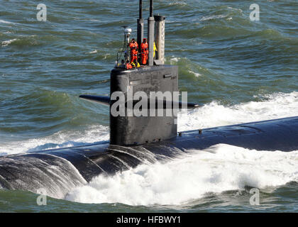 110113-N-5947C-001 Atlantik (13. Januar 2011) Seeleute an Bord der Los-Angeles-Klasse u-Boot USS Newport News (SSN-750) Rendern Auszeichnung als u-Boot-Pässe der Flugzeugträger USS Enterprise (CVN-65). (Foto: U.S. Navy Mass Communication Specialist 2. Klasse Aaron Chase/freigegeben) - offizielle US Navy Bilder - USS Newport News Stockfoto