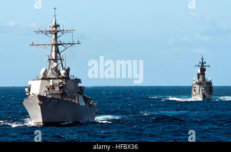 111112-N-WX059-109-Pazifik (12. November 2011) geführte Flugkörper Zerstörer USS O'Kane (DDG-77) und die Japan Maritime Self-Defense Force Hubschrauber zu zerstören JS Kurama (DDH 144) Koa Kai beteiligen. Einheiten, die Teilnahme an Koa Kai werden integrierte Flugbetrieb, Anti-Oberfläche Training und dynamische Schiff Manöver durchführen. (Foto: U.S. Navy Masse Kommunikation Spezialist Seemann Sean Furey/freigegeben) - offizielle US Navy Bilder - USS O' Kane und JS Kurama in Übung teilnehmen. Stockfoto