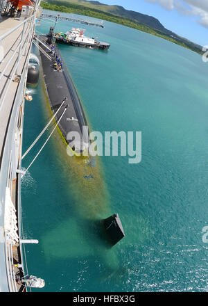 Guam (26. Oktober 2012) Segler, der Los-Angeles-Klasse u-Boot USS Oklahoma City (SSN-723) zugewiesen beteiligen sich POLARIS Punkt Kranbetrieb durchgeführten öffentlichen Dienst Seeleute an Bord das u-Boot-tender USS Frank Kabel (AS 40) in Vorbereitung auf den Weg zu bringen.  Frank Cable führt Wartungs- und u-Boote und Überwasserschiffe in der 7. Flotte Verantwortungsbereich. Der US-Marine ist ständig eingesetzt, um Frieden zu erhalten, zu schützen Handel und Aggression durch vorwärts Präsenz zu verhindern. Nehmen Sie das Gespräch in den sozialen Medien mit #warfighting. (U.S. Navy Photo von Stockfoto