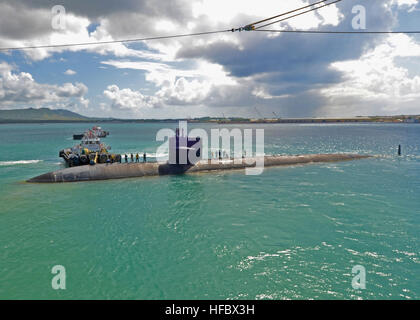 POLARIS Punkt, Guam (Okt. 26, 2012) der Los-Angeles-Klasse u-Boot USS Oklahoma City (SSN-723) von neben dem u-Boot weicht Ausschreibung USS Frank Cable (AS 40). Frank Cable führt Wartungs- und u-Boote und Überwasserschiffe in der 7. Flotte Verantwortungsbereich. Der US-Marine ist ständig eingesetzt, um Frieden zu erhalten, zu schützen Handel und Aggression durch vorwärts Präsenz zu verhindern. Nehmen Sie das Gespräch in den sozialen Medien mit #warfighting. (Foto: U.S. Navy Masse Kommunikation Spezialist Seemann Chris Salisbury/freigegeben) 121026-N-CO162-061 beitreten das Gespräch www.f Stockfoto