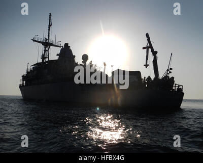 Arabisches Meer (27. Oktober 2012) in der Luft meine Gegenmaßnahmen Gerät, indem Seeleute an Bord der Grube Gegenmaßnahmen wiederhergestellt wird Schiff USS Pioneer (MCM-9). Pionier ist Commander Task Force 52, Unterstützung von mir Gegenmaßnahme Niederlassungen in den USA zugewiesen 5. Flotte Verantwortungsbereich. Der US-Marine ist ständig eingesetzt, um Frieden zu erhalten, zu schützen Handel und Aggression durch vorwärts Präsenz zu verhindern. Nehmen Sie das Gespräch in den sozialen Medien mit #warfighting. (Foto: U.S. Navy Chief Masse Kommunikation Spezialist Jayme Pastoric/freigegeben) 121027-N-XD935-198 beitreten das Gespräch http://w Stockfoto