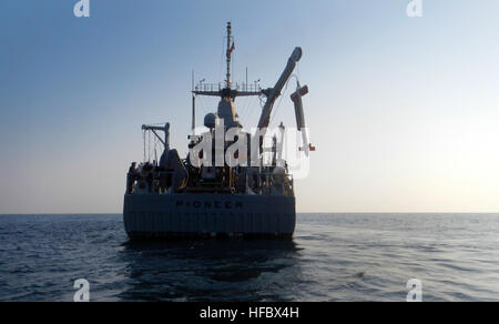 Arabisches Meer (27. Oktober 2012) in der Luft meine Gegenmaßnahmen Gerät, indem Seeleute an Bord der Grube Gegenmaßnahmen wiederhergestellt wird Schiff USS Pioneer (MCM-9). Pionier ist Commander Task Force 52, Unterstützung von mir Gegenmaßnahme Niederlassungen in den USA zugewiesen 5. Flotte Verantwortungsbereich. Der US-Marine ist ständig eingesetzt, um Frieden zu erhalten, zu schützen Handel und Aggression durch vorwärts Präsenz zu verhindern. Nehmen Sie das Gespräch in den sozialen Medien mit #warfighting. (Foto: U.S. Navy Chief Masse Kommunikation Spezialist Jayme Pastoric/freigegeben) 121027-N-XD935-190 beitreten das Gespräch http://w Stockfoto