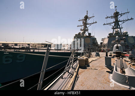 120625-N-WO496-001 MINA SALMAN PIER, Bahrain (25. Juni 2012) die geführte Flugkörper-Zerstörer USS Porter (DDG-78), rechten und USS Milius (DDG-69) zusammen in Bahrain vor Anker liegen. Beide Schiffe werden in den USA bereitgestellt 5. Flotte Aufgabengebiet Durchführung von maritimen Sicherheits-Operationen und Sicherheitsbemühungen Zusammenarbeit Theater. (Foto: U.S. Navy Mass Communication Specialist 2. Klasse Alex Forster/freigegeben) - offizielle US Navy Bilder - USS Porter und USS Milius in Bahrain zusammen vertäut sind. Stockfoto