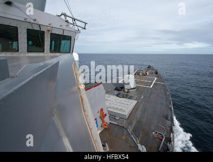 111206-N-FI736-102-Atlantik (6. Dezember 2011) geführte Flugkörper Zerstörer USS Porter (DDG-78)-Transite des Atlantischen Ozeans. (Foto: U.S. Navy Mass Communication Specialist 3. Klasse Scott Pittman/freigegeben) - offizielle US Navy Bilder - USS Porter Transite des Atlantischen Ozeans. Stockfoto