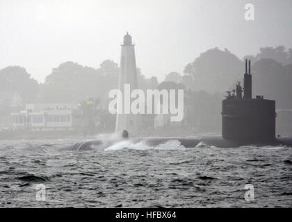 120810-N-ZZ999-089 GROTON, Connecticut (10. August 2012) der Los-Angeles-Klasse u-Boot USS Providence (SSN-719)-Transite der Themse wie es Naval Submarine Base New London für eine regelmäßig stattfindende im Gange fährt. (US Navy Foto von Lt. j.g. Jeffrey Prunera/freigegeben) - offizielle US Navy Bilder - USS Providence Transite der Themse. Stockfoto