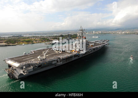 PEARL HARBOR (28. Juni 2010) Matrosen und Marinesoldaten Mann die Schienen an Bord des Flugzeugträgers USS Ronald Reagan (CVN-76), wie es geht die USS Missouri und USS Arizona Gedenkstätten in Pearl Harbor. Ronald Reagan ist der 22. Rand des Pazifik (RIMPAC) Übung, der weltweit größten multinationalen maritimen Übung beteiligt. RIMPAC ist eine Biennale, multinationale Übung zur Stärkung von regionalen Partnerschaften und multinationale Interoperabilität verbessert. (Foto: U.S. Navy Mass Communication Specialist 3. Klasse Dylan McCord/freigegeben) 100628-N-5684M-743 - offizielle US Navy Bilder - USS Ro Stockfoto