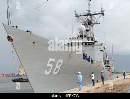 POINTE-NOIRE, Republik Kongo (18. Januar 2010) bereitet die geführte Raketen Fregatte USS Samuel B. Roberts (FFG-58) für eine Hafen-Besuch bei Pointe-Noire, Republik Kongo im Rahmen des Afrika-Partnerschaft-Station (APS) West moor. Während im Hafen, bieten Samuel B. Roberts Übungen und Gemeinschaftsprojekte Beziehungen. APS ist eine internationale Initiative von Naval Forces Europe und Naval Forces Africa zur Verbesserung der Sicherheit im Seeverkehr und Sicherheit mit den afrikanischen Partnerländern entwickelt. (Foto: U.S. Navy Mass Communication Specialist 1. Klasse Terry Spanien/freigegeben) 100118-N-2468S-001 - Beamter Stockfoto