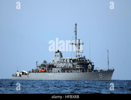 Straße von HORMUZ (19. November 2010) die Avenger-Klasse meine Gegenmaßnahmen Schiff USS Scout (MCM 8) Manöver in der Straße von Hormuz während gemeinsame Grube Gegenmaßnahmen Training. Scout ist beigefügt, kombiniert Task Force (CTF) 151 eingesetzt zur Unterstützung der Sicherheit im Seeverkehr-Einsätze in den USA 5. Flotte Aufgabengebiet. (Foto: U.S. Navy Mass Communication Specialist 1. Klasse Joshua Lee Kelsey/freigegeben) 101119-N-6266K-015 - offizielle US Navy Bilder - USS Scout in der Straße von Hormuz. Stockfoto