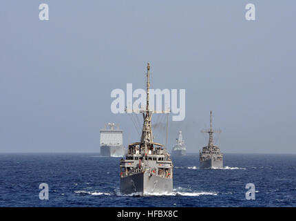 Golf von OMAN (20. September 2012) der britischen Royal Fleet Auxiliary amphibischer Angriff Schiff RFA Cardigan Bay (L3009), links, Mine Gegenmaßnahmen Schiff USS Sentry (MCM 3), der britischen Royal navy Zerstörer HMS Diamond (D 34) und die Grube Gegenmaßnahmen Schiff USS Devastator (MCM 6) Transit in Bildung in den Golf von Oman. Die Koalition Kraft ist zur Unterstützung der internationalen Mine Gegenmaßnahmen Übung (IMCMEX) 2012 als Teil der Task Force Süd in Betrieb. IMCMEX 12 beinhaltet marinen aus mehr als 30 Ländern und konzentriert sich auf die Förderung der regionalen Sicherheit durch Mine Gegenmaßnahme Niederlassungen in den Stockfoto