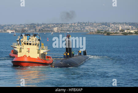 SAN DIEGO (2. November 2012) der Los-Angeles-Klasse u-Boot USS Topeka (SSN-754) Naval Base Point Loma fährt für Portsmouth, NH Topeka eine geplante dreijährige entwickelt unterzogen werden Überholung in der Portsmouth Naval Shipyard. Topeka wurde 21. Oktober 1989 in Betrieb genommen und hat für die letzten 10 Jahre in San Diego Gridley wurde. (Foto: U.S. Navy Mass Communication Specialist 1. Klasse Shannon Warner/freigegeben) 121102-N-HG315-003 verbinden das Gespräch http://www.facebook.com/USNavy http://www.twitter.com/USNavy http://navylive.dodlive.mil - offizielle US Navy Bilder - USS Topeka fährt für Por Stockfoto