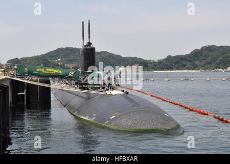 120810-N-DI599-008 YOKOSUKA, Japan (10. August 2012), die der Los-Angeles-Klasse u-Boot USS Topeka (SSN-754) auf Flotte Aktivitäten Yokosuka während der Bereitstellung auf den westlichen pazifischen Raum vor Anker liegt.  (Foto: U.S. Navy Mass Communications Specialist 1. Klasse David Mercil/freigegeben) - offizielle US Navy Bilder - USS Topeka festgemacht. Stockfoto