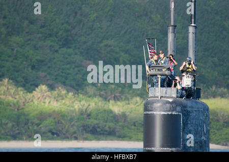 120531-N-CB621-011 APRA HARBOR, Guam (31. Mai 2012) schnellen Angriff Los-Angeles-Klasse-u-Boot USS Tucson (SSN-770) zieht Apra Harbor für einen kurzen Port besuchen während seiner sechsmonatigen Einsatz in die US 7. Flotte Zuständigkeitsbereich. Tucson ist das 2. Schiff der Marine trägt den Namen dieser Stadt in Arizona. (Foto: U.S. Navy Masse Kommunikation Spezialist First Class Jason Swink/freigegeben) - offizielle US Navy Bilder - USS Tucson zieht in Apra Harbor für einen kurzen Port während seiner sechsmonatigen Einsatz besuchen. (1) Stockfoto