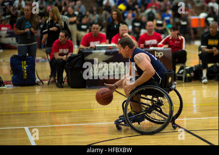 Im Ruhestand Hospital Corpsman 2. Klasse Sonny Lemerande, links von Twentynine Palms, Kalifornien, dribbelt den Ball auf eine schnelle Pause bei einem Basketball-Spiel bei den 2013 Krieger spielen. Mehr als 200 Verletzte, konkurrieren Kranken und verletzten Soldat innen und Veteranen sowie ein internationales Team aus dem Vereinigten Königreich, in den US Olympic Training Center und die US Air Force Academy. Der Wehrdienst mit den meisten Medaillen gewinnt der Vorsitzende Cup. (Foto: U.S. Navy Mass Communication Specialist 2. Klasse Andrew Johnson/freigegeben) 2013 Krieger Spiele 130513-N-BA418-107 Stockfoto