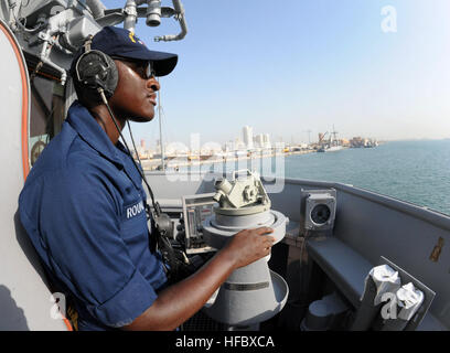 MINA SALMAN, Bahrain (20. September 2012) Quartiermeister Seemann Jonathan Roundtree überwacht die Steuerbord visuelle Lager Mine Gegenmaßnahmen Schiff USS Krieger (MCM 10) Mina Salman, Bahrain für Phase zwei der International Mine Gegenmaßnahmen Übung fährt. IMCMEX 12 beinhaltet marinen aus mehr als 30 Ländern und konzentriert sich auf die Förderung der regionalen Sicherheit durch meinen Gegenmaßnahme Niederlassungen in den USA 5. Flotte Aufgabengebiet. Krieger ist Commander Task Force 52 Unterstützung mir Gegenmaßnahme Niederlassungen in den USA zugewiesen 5. Flotte Aufgabengebiet. (US Navy Foto Stockfoto