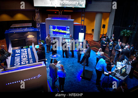 120110-N-MG658-021 CRYSTAL CITY:: VA (Jan. 10:: 2012) Besucher am 24. Oberfläche Marine Association Symposium besuchen Sie den Stand von Lockheed Martin. Das diesjährige Thema ist Oberfläche Marine: A glaubwürdige Kraft in unsicheren Zeiten. (Foto: U.S. Navy Mass Communication Specialist 2. Klasse Todd Frantom/freigegeben) - offizielle US Navy Bilder - Besucher am 24. Oberfläche Marine Association Symposium besuchen Sie den Stand von Lockheed Martin. Stockfoto