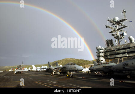 030101-N-4953E-001 auf hoher See an Bord der USS Harry S. Truman (CVN-75) 1. Januar 2003--begrüßt ein Regenbogen in das neue Jahr für Matrosen und Marinesoldaten an Bord der Truman in Souda Bay, Kreta, Griechenland.  Truman und Carrier Air Wing drei (CVW-3) sind auf eine regelmäßige Bereitstellung, Durchführung von Missionen zur Unterstützung der Operation Enduring Freedom.  Foto: U.S. Navy des Fotografen Mate 3.Klasse Danny Ewing Jr..  (FREIGEGEBEN) Flight Deck Regenbogen, USS Truman (CVN-75) Stockfoto