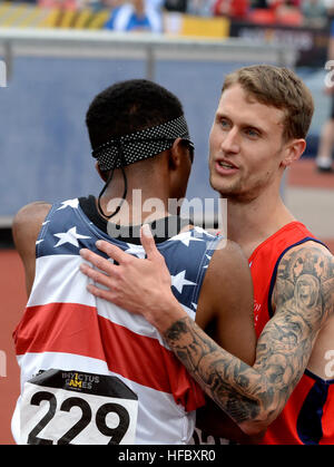 Aktiven Dienst Navy Hospital Corpsman 3. Klasse Angelo Anderson umfasst ein Mitbewerber am Ende eines Rennens bei den 2014 Invictus Games. Der internationale Wettbewerb vereint Verwundete, verletzte und kranke Angehörige im Sinne der freundlichen sportlichen Wettkampf. Amerikanische Soldaten, Matrosen, Piloten und Marines repräsentieren die Vereinigten Staaten im Wettbewerb der in London, England, Sept. 10-14, 2014 stattfindet. (Foto: U.S. Navy Mass Communication Specialist 2. Klasse Joshua D. Sheppard/freigegeben) 2014 Invictus Games 140911-N-PW494-543 Stockfoto