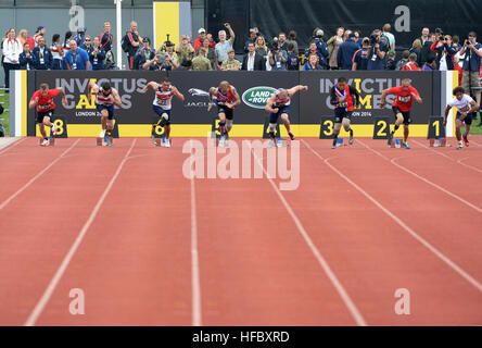 Wettbewerber verlassen den Startlöchern während eines 100-Meter-Sprint-Hitze bei den 2014 Invictus Games. Der internationale Wettbewerb vereint Verwundete, verletzte und kranke Angehörige im Sinne der freundlichen sportlichen Wettkampf. Amerikanische Soldaten, Matrosen, Piloten und Marines repräsentieren die Vereinigten Staaten im Wettbewerb der in London, England, Sept. 10-14, 2014 stattfindet. (Foto: U.S. Navy Mass Communication Specialist 2. Klasse Joshua D. Sheppard/freigegeben) 2014 Invictus Games 140911-N-PW494-556 Stockfoto